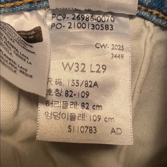 Levi's Women's High Rise Mom Jeans in Light Blue…size 32x29 (14) - Picture 4 of 8